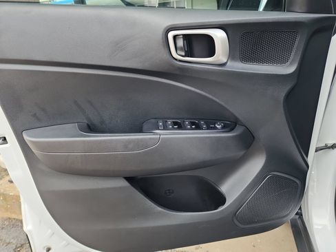 Used 2024 Hyundai Venue SEL FWD image 11