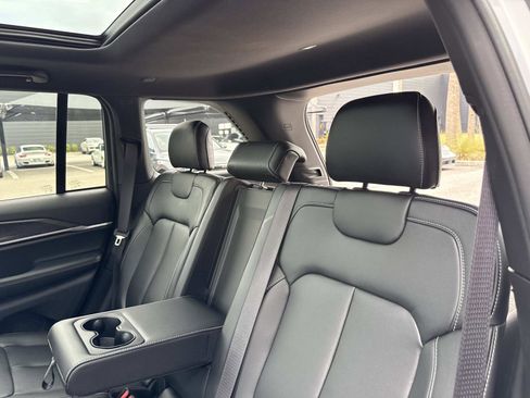 Used 2025 Jeep Grand Cherokee Limited w/ Black Appearance Package image 17