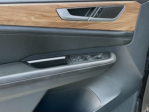 Used 2024 Volkswagen Atlas SE image 16