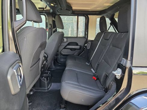 Used 2018 Jeep Wrangler Unlimited Sahara AWD/4WD image 36