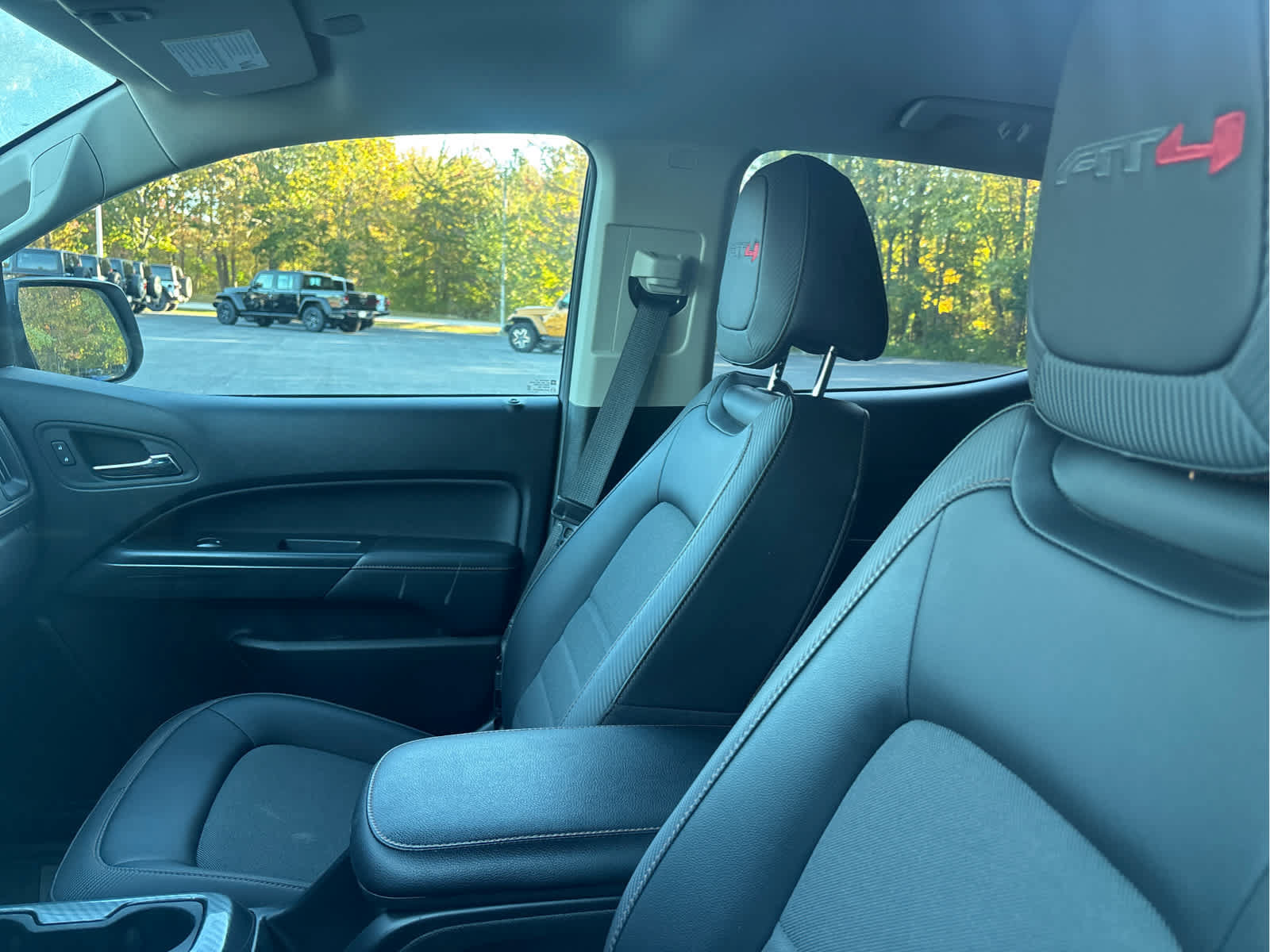 Used 2022 GMC Canyon AT4 AWD/4WD image 4