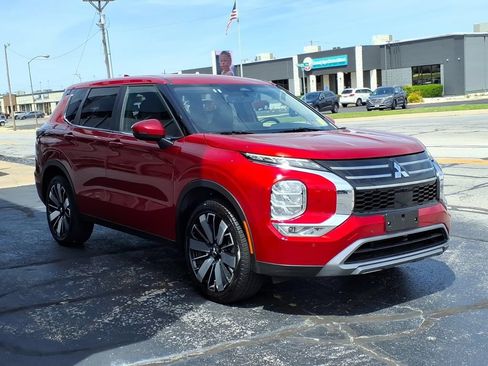 Used 2025 Mitsubishi Outlander SE AWD/4WD image 3