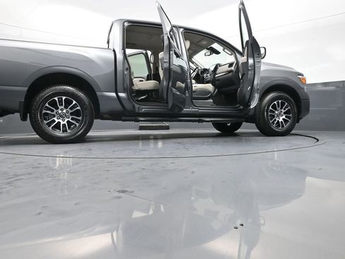 Used 2024 Nissan Titan SV w/ SV Convenience Package image 45