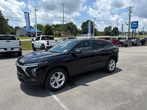 New 2026 Chevrolet Trax LS w/ LS Convenience Package FWD image 2