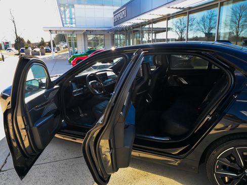 Used 2023 BMW 760i xDrive w/ Executive Package image 33