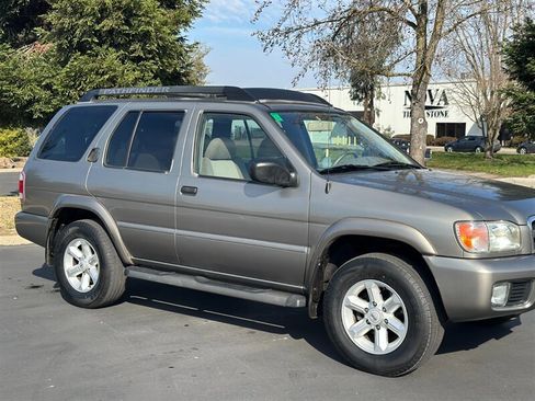 Used 2004 Nissan Pathfinder SE AWD/4WD image 9