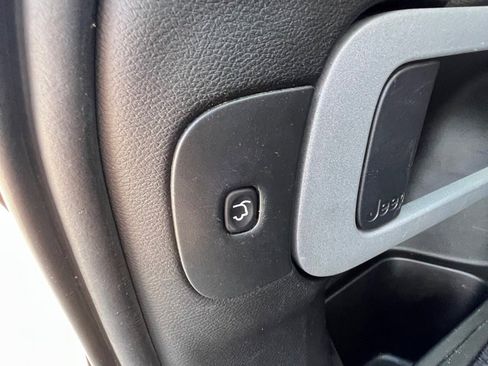 Used 2018 Jeep Cherokee Limited image 9