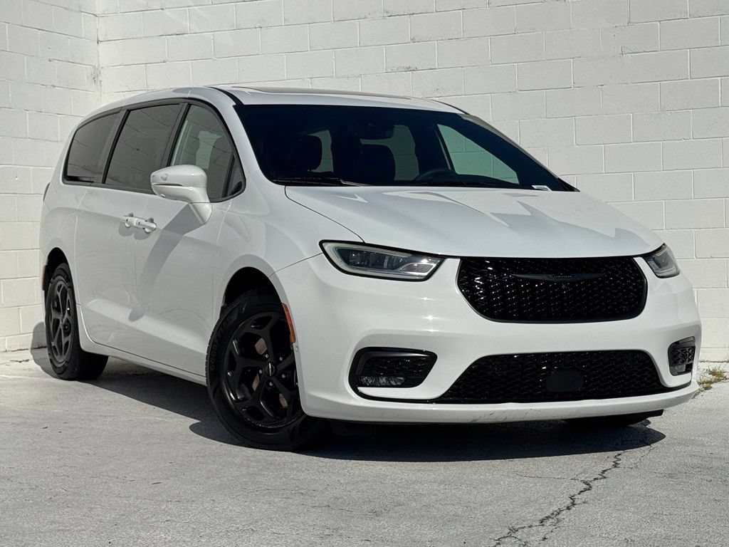 Used 2022 Chrysler Pacifica Limited w/ S Appearance Package FWD image 2