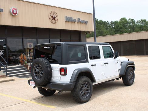 Used 2025 Jeep Wrangler Unlimited Sport AWD/4WD image 8