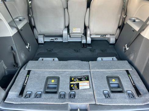 Used 2020 Toyota Sienna XLE image 16