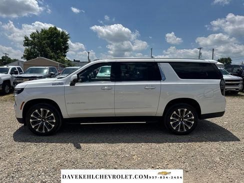 Used 2025 Chevrolet Suburban High Country w/ Sun And Tow Package AWD/4WD image 2