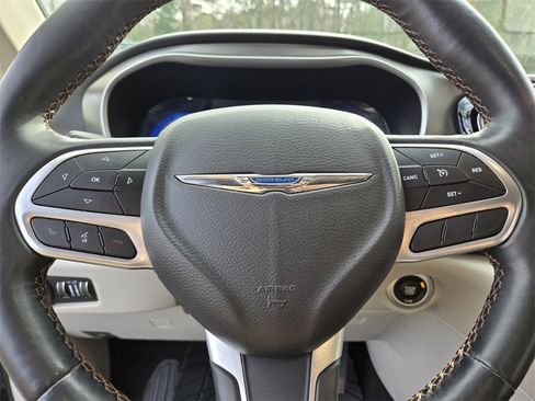 Used 2020 Chrysler Pacifica Touring-L image 31