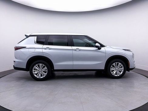 New 2025 Mitsubishi Outlander ES image 8