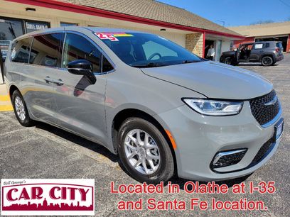 Used 2025 Chrysler Pacifica Select