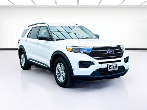 Used 2021 Ford Explorer XLT RWD image 3