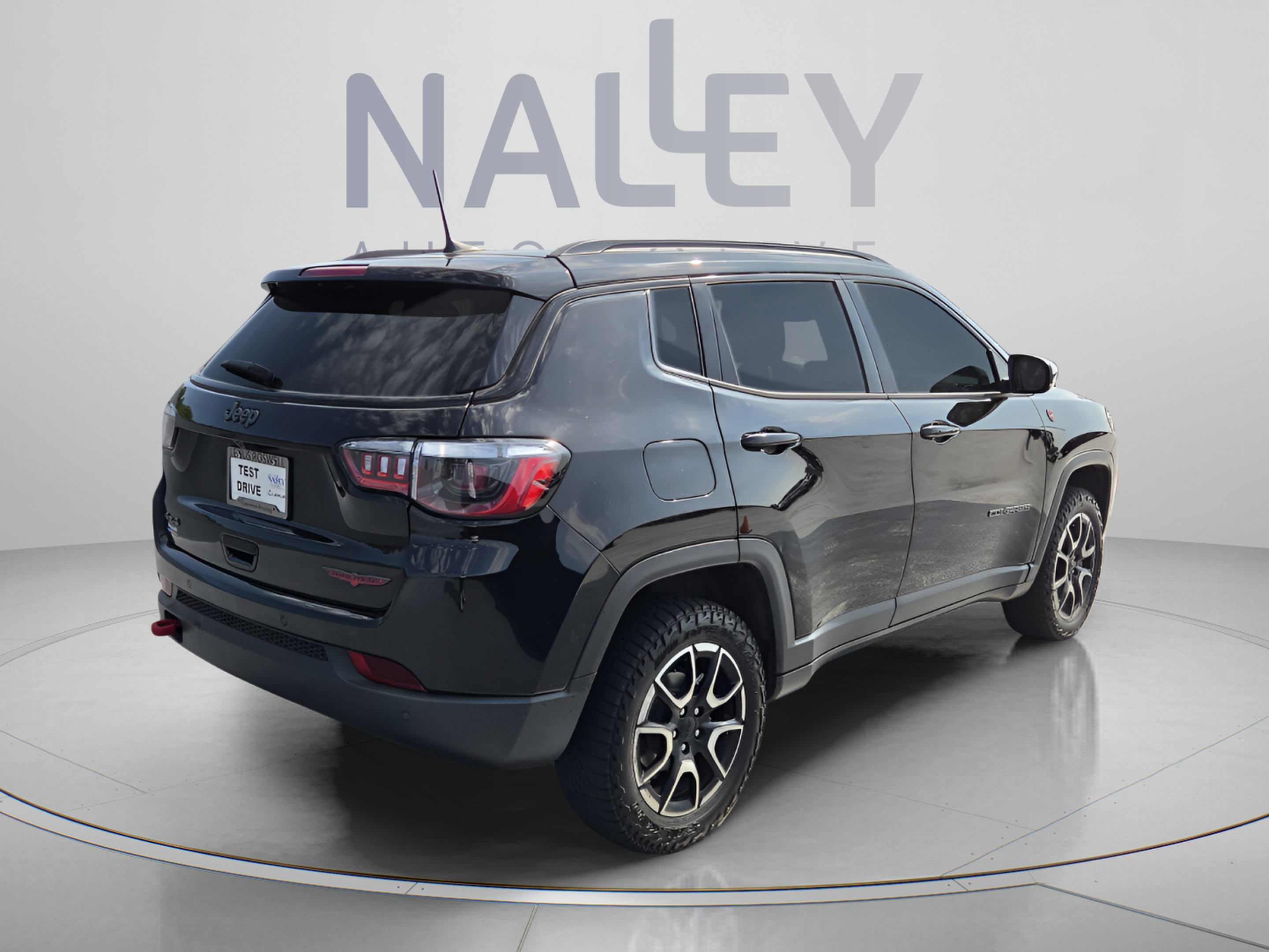 Used 2024 Jeep Compass Trailhawk w/ Sun and Sound Group AWD/4WD image 4