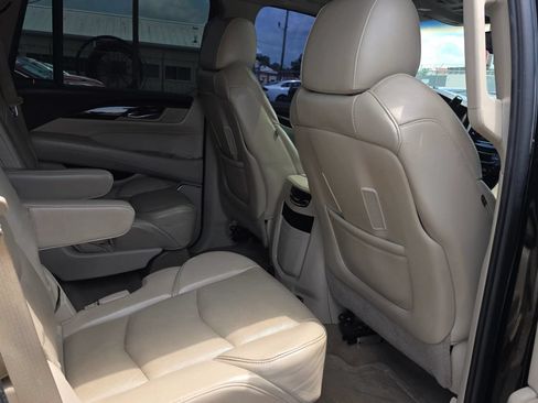 Used 2015 Cadillac Escalade Luxury RWD image 18
