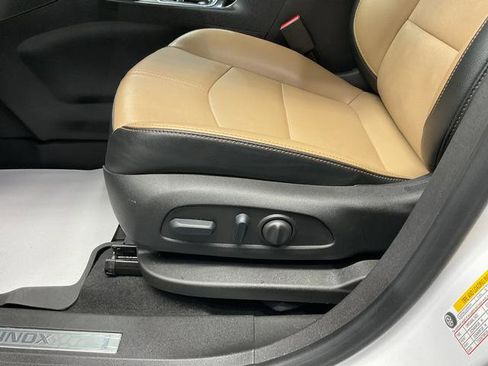 Used 2023 Chevrolet Equinox Premier image 12