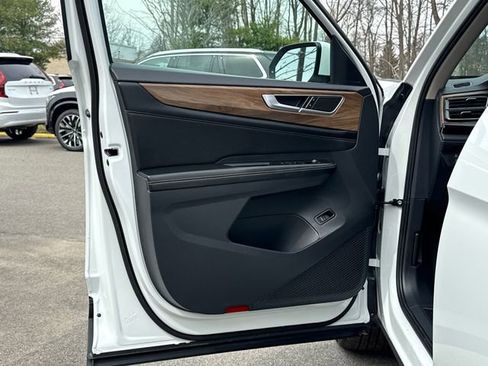 Certified 2025 Volkswagen Atlas SE w/ Black Wheel Package image 11