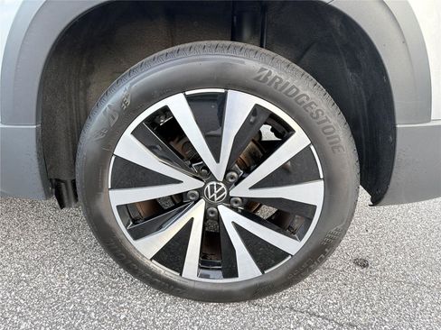 Used 2024 Volkswagen Taos SE FWD image 18