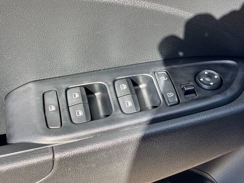 Used 2025 Hyundai Venue SEL FWD image 13