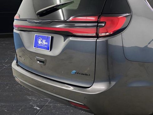 Used 2022 Chrysler Pacifica Touring-L w/ S Appearance Package image 34