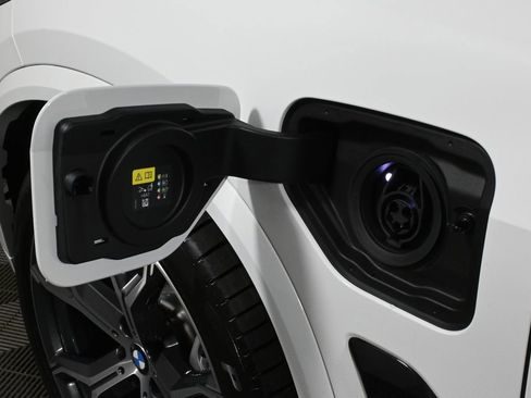 Used 2026 BMW X5 xDrive50e w/ M Sport Package image 15