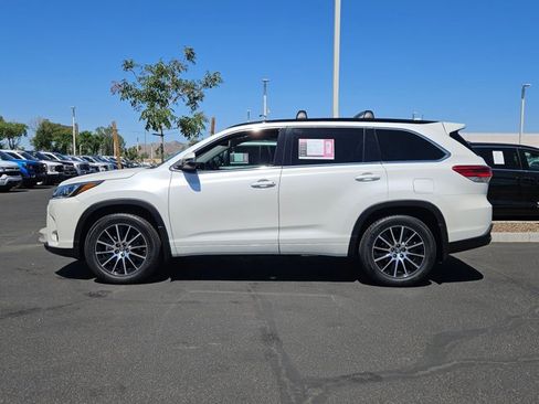 Used 2018 Toyota Highlander SE w/ Carpet Mat Package (TMS) AWD/4WD image 10