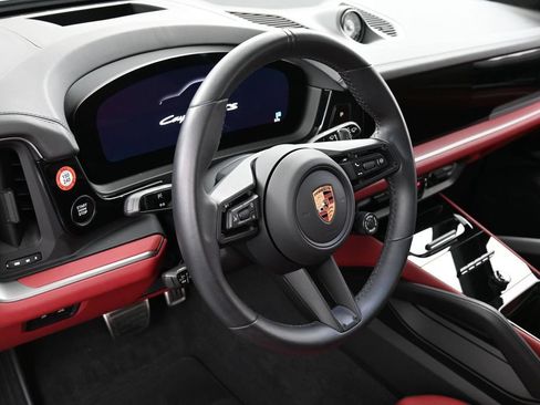 Certified 2025 Porsche Cayenne GTS AWD/4WD image 17