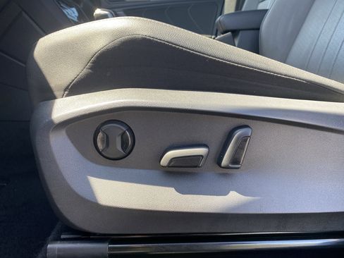 Used 2023 Volkswagen Tiguan SE R-Line image 29