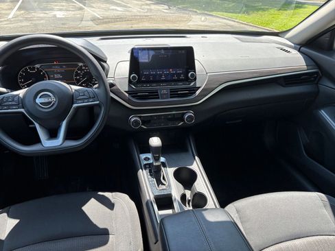 Used 2025 Nissan Altima 2.5 SV FWD image 28