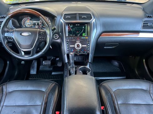 Used 2018 Ford Explorer Platinum AWD/4WD image 3