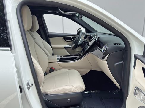 Used 2025 Mercedes-Benz GLC 350e 4MATIC image 16