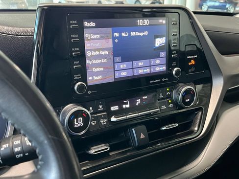 Used 2022 Toyota Highlander XLE AWD/4WD image 24