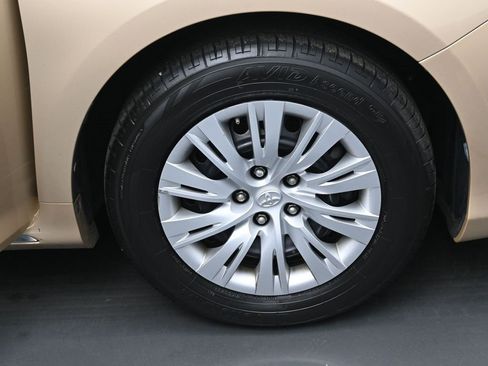 Used 2012 Toyota Camry LE image 34