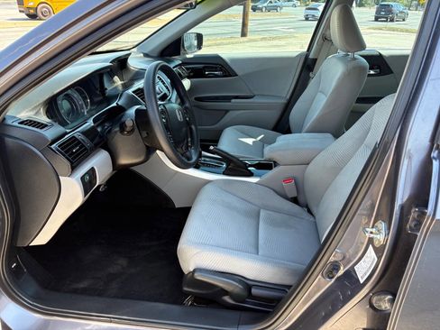 Used 2017 Honda Accord LX image 9