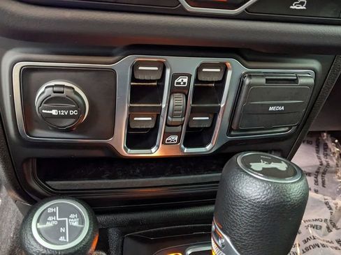 Used 2025 Jeep Wrangler Unlimited Sahara AWD/4WD image 26