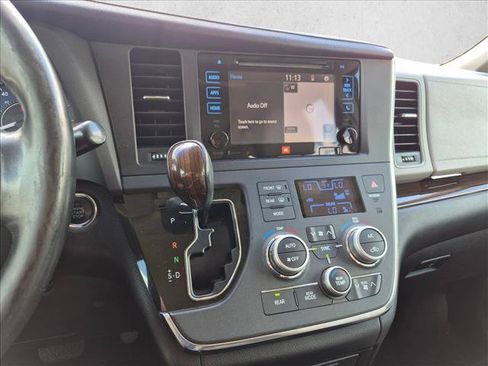 Used 2015 Toyota Sienna Limited Premium FWD image 10