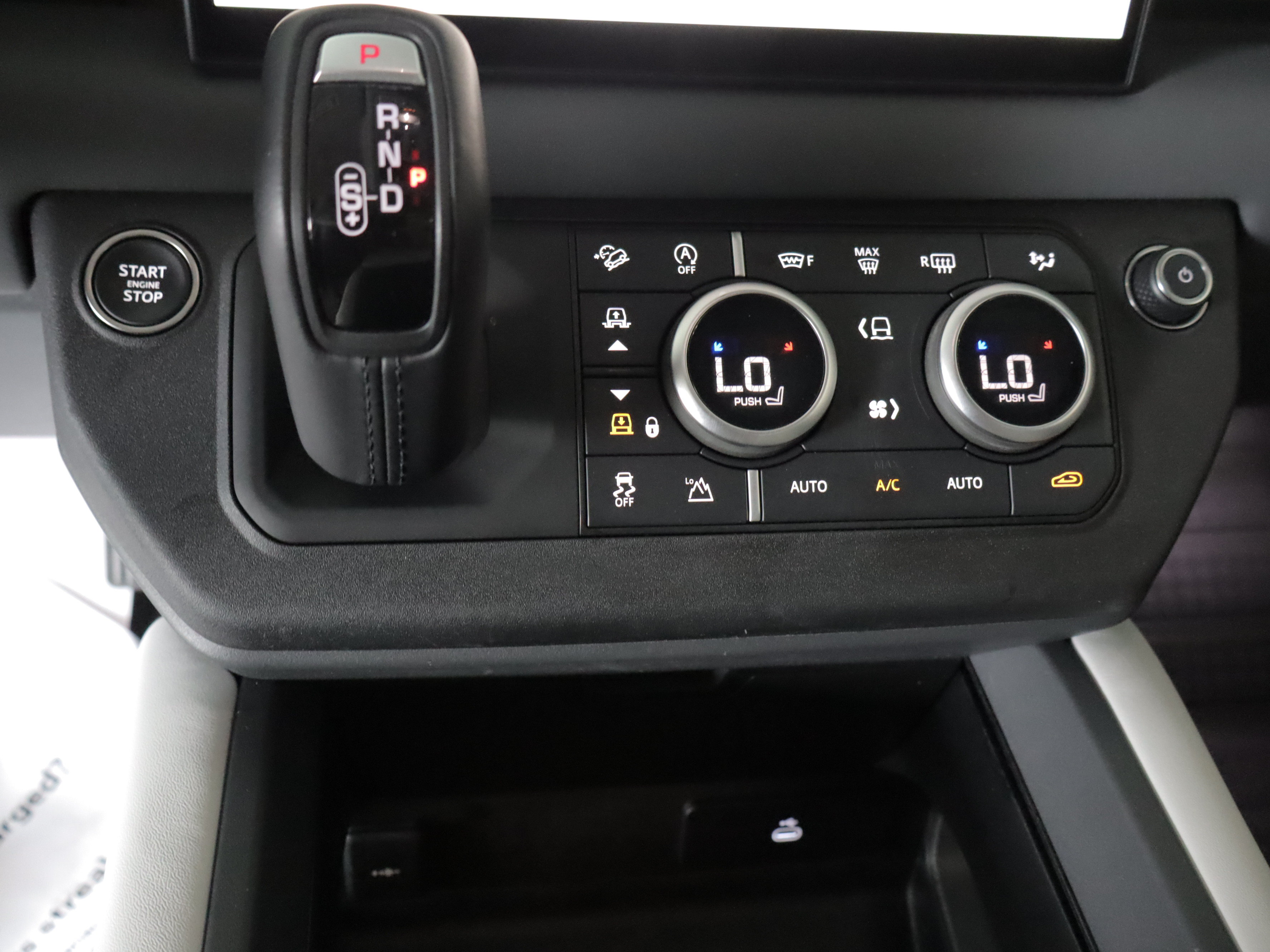 Used 2025 Land Rover Defender 110 X-Dynamic SE AWD/4WD image 18