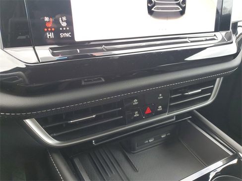 Certified 2025 Volkswagen Atlas Cross Sport SE w/ Panoramic Sunroof Package image 27