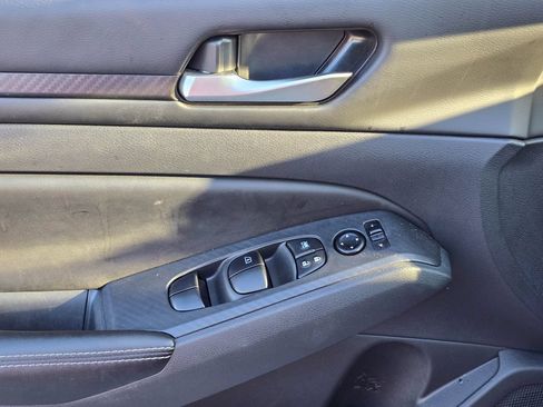 Used 2025 Nissan Altima 2.5 SV FWD image 9