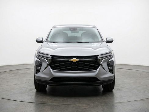 Used 2025 Chevrolet Trax LT w/ LT Convenience Package image 2