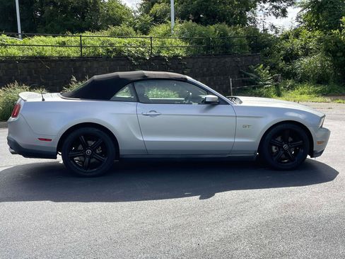 Used 2010 Ford Mustang GT RWD image 8