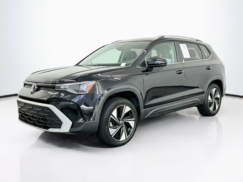 Used 2025 Volkswagen Taos SE AWD/4WD image 3