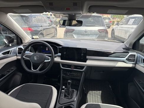 Used 2025 Volkswagen Taos SE w/ Panoramic Sunroof Package image 12