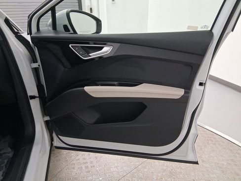Used 2023 Audi Q4 e-tron Prestige image 32