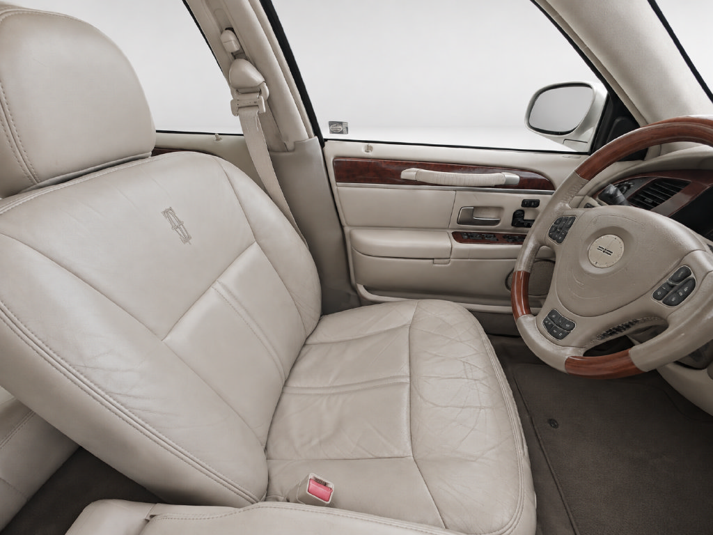 Used 2003 Lincoln Town Car Cartier RWD image 11