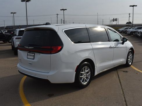 New 2026 Chrysler Pacifica Select image 5