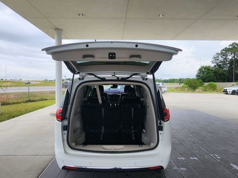 Used 2023 Chrysler Pacifica Limited FWD image 26