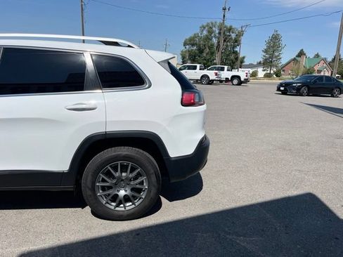 Used 2019 Jeep Cherokee Latitude Plus AWD/4WD image 7